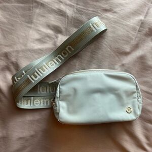 lululemon Crossbody Bag 1L in Light Gray/Gold